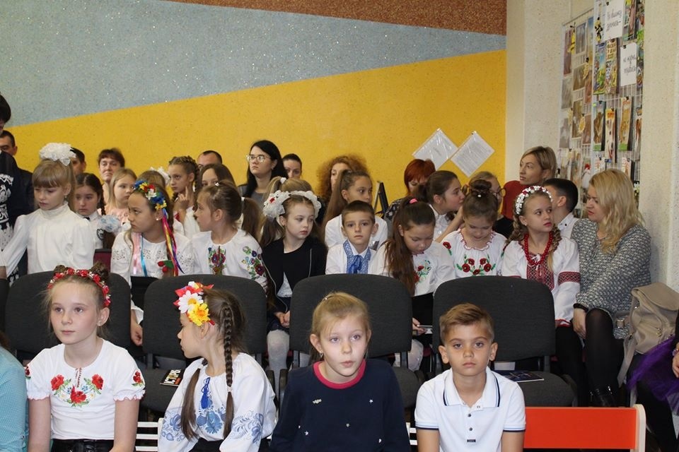 Юні школярі Мелітополя читали вірші на честь України та отримали подарунки